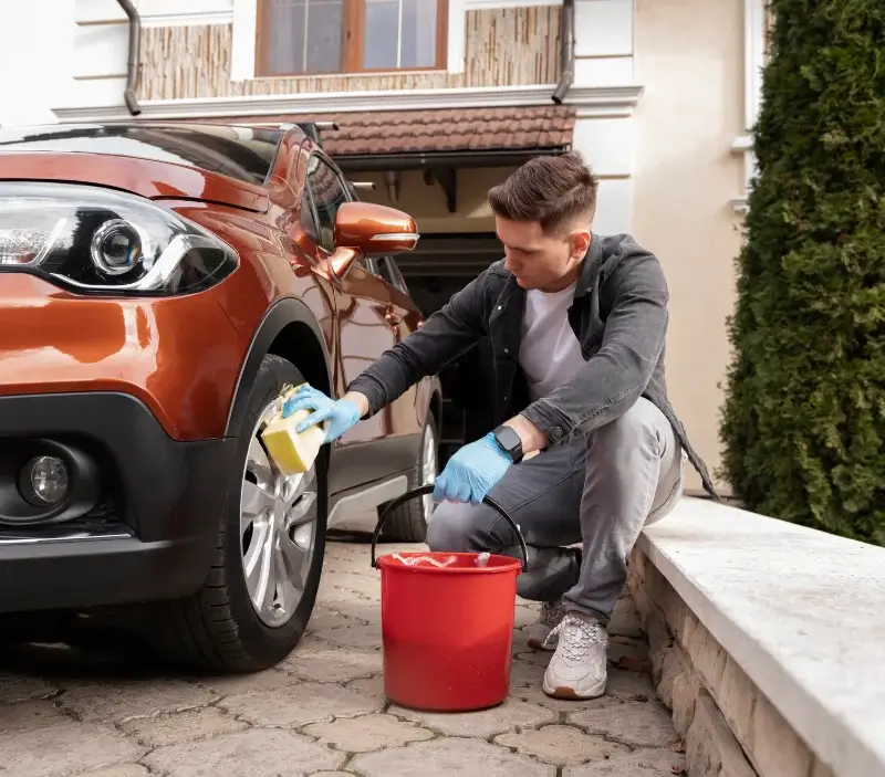 Lavage auto à domicile Saint-Planchers : professionnel intervenant sur un véhicule